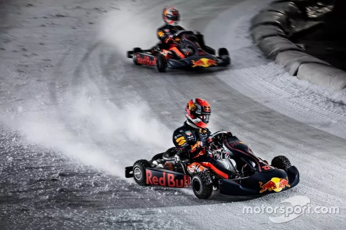 Max Verstappen (fundo) e Pierre Gasly participam de ação da Red Bull de kart no gelo