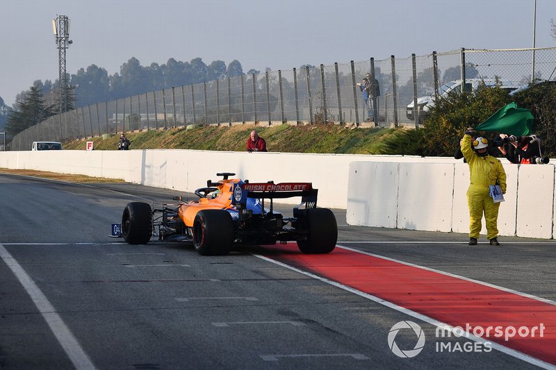 Lando Norris, McLaren MCL34 mentre un marshal sventola la bandiera verde