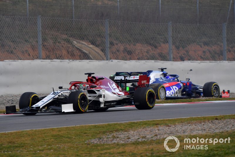 Antonio Giovinazzi, Alfa Romeo Racing C38 sorpassa Alex Albon, Scuderia Toro Rosso STR14 che si ferma in pista dopo un testacoda