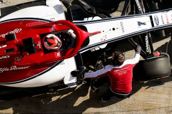 Kimi Raikkonen, Alfa Romeo Racing, s'arrête à son stand