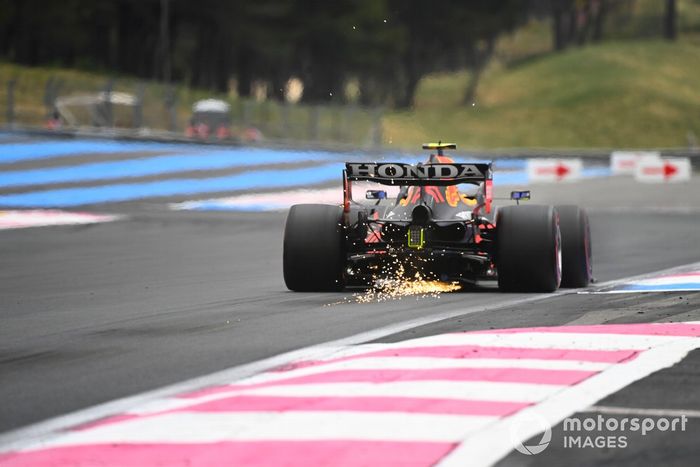 Sergio Pérez, Red Bull Racing RB16B sacando chispas