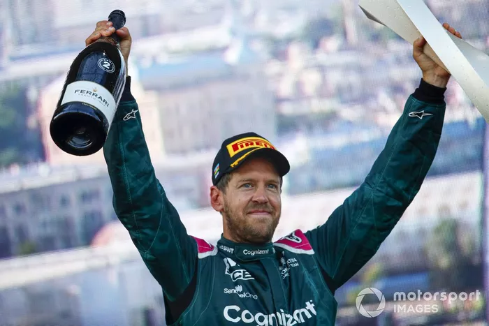 Podio: segundo lugar Sebastian Vettel, Aston Martin