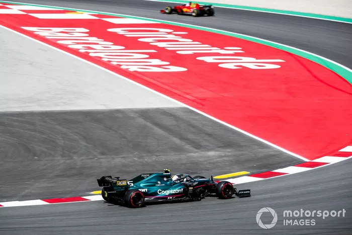 Charles Leclerc, Ferrari SF21, Sebastian Vettel, Aston Martin AMR21