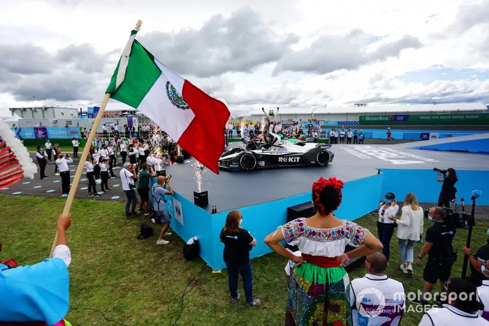 Edoardo Mortara, Venturi Racing, terzo classificato, festeggia nel Parco Chiuso