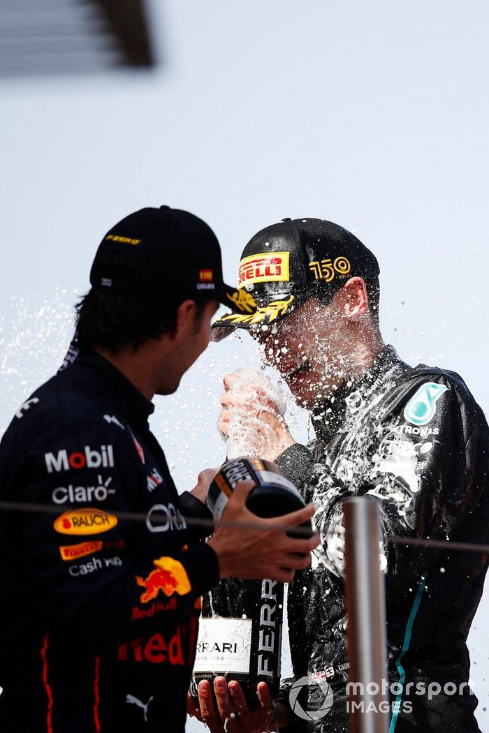 Podio: segundo lugar Sergio Pérez, Red Bull Racing, y tercer lugar George Russell, Mercedes-AMG