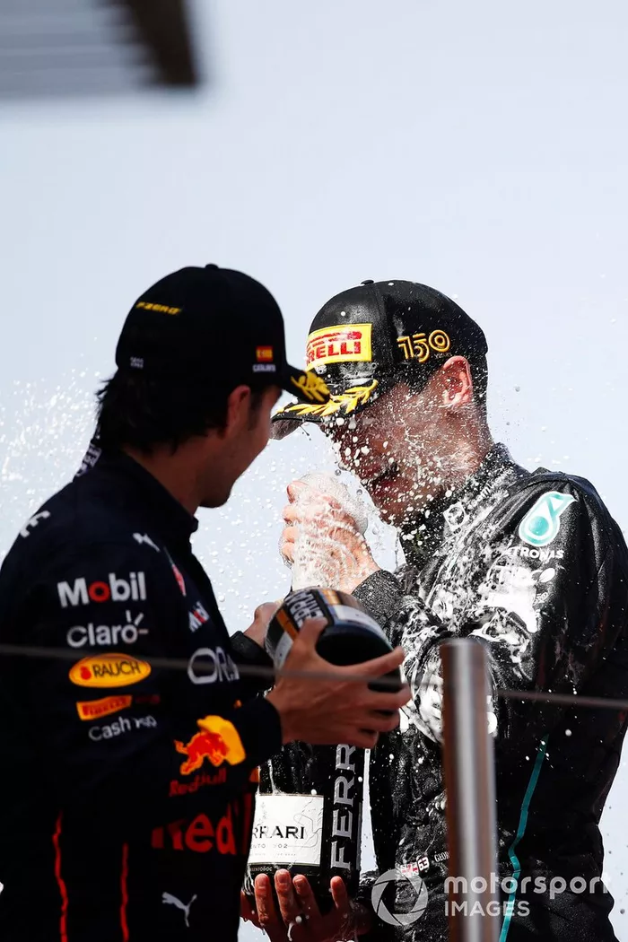 Podio: segundo lugar Sergio Pérez, Red Bull Racing, y tercer lugar George Russell, Mercedes-AMG