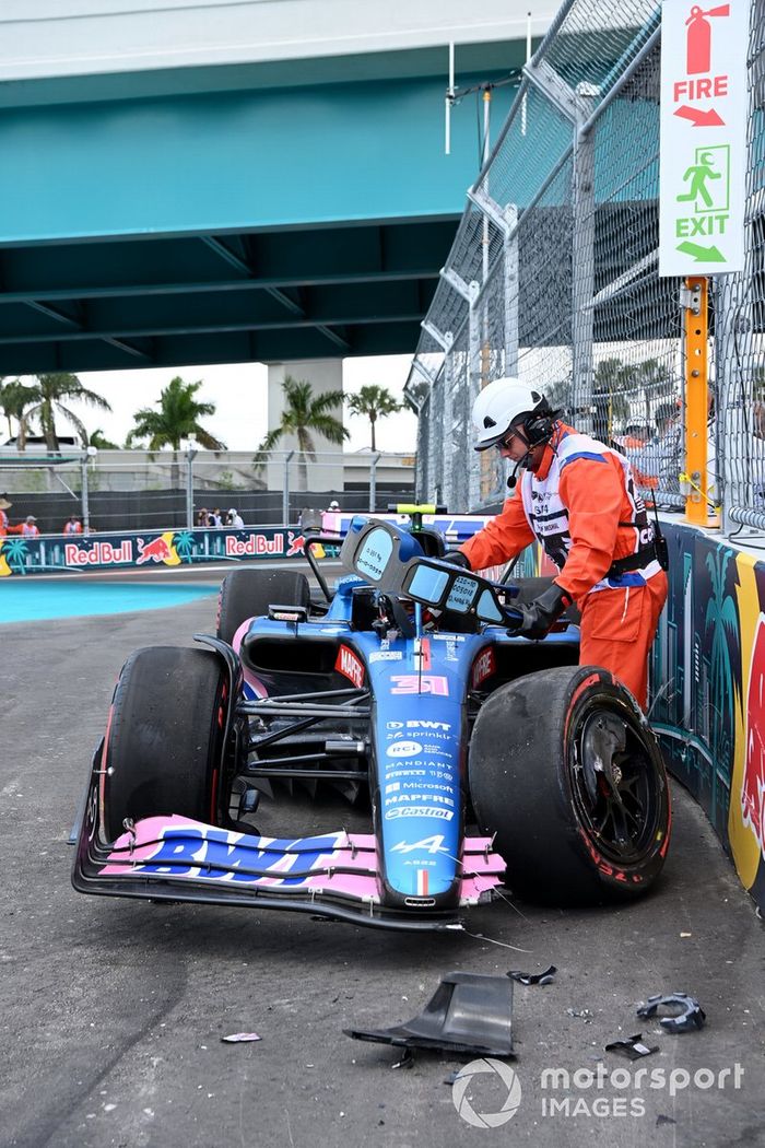Los oficiales de pista asisten a Esteban Ocon, Alpine A522, tras un accidente