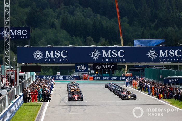 Charles Leclerc, Ferrari SF-23, Sergio Pérez, Red Bull Racing RB19, se preparan para liderar la salida.