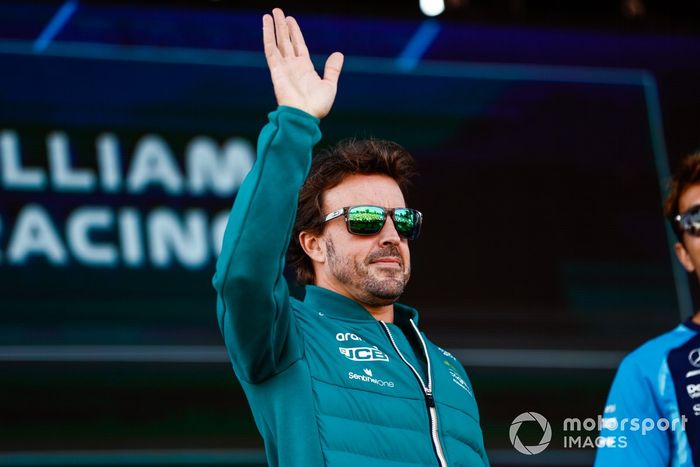 Fernando Alonso, Aston Martin F1 Team, habla a los aficionados desde un escenario