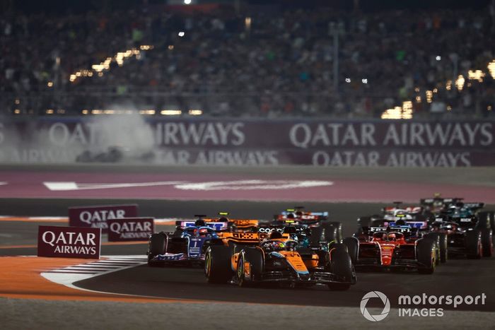 Oscar Piastri, McLaren MCL60, Charles Leclerc, Ferrari SF-23, Esteban Ocon, Alpine A523, el resto del pelotón mientras Lewis Hamilton, Mercedes F1 W14, se cae al fondo tras un contacto con George Russell, Mercedes F1 W14.