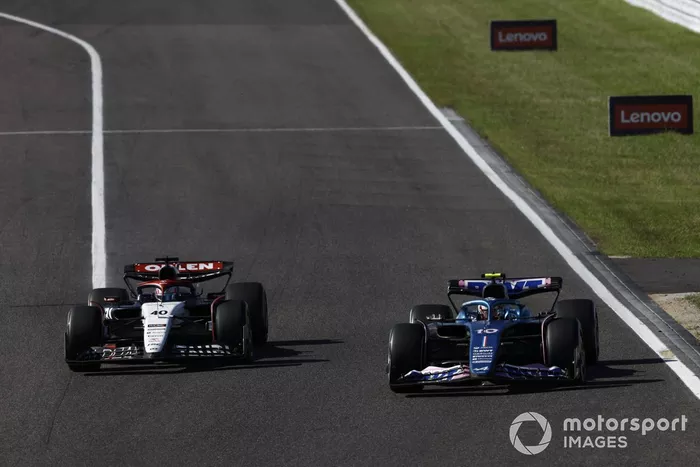 Pierre Gasly, Alpine A523, passa Liam Lawson, AlphaTauri AT04