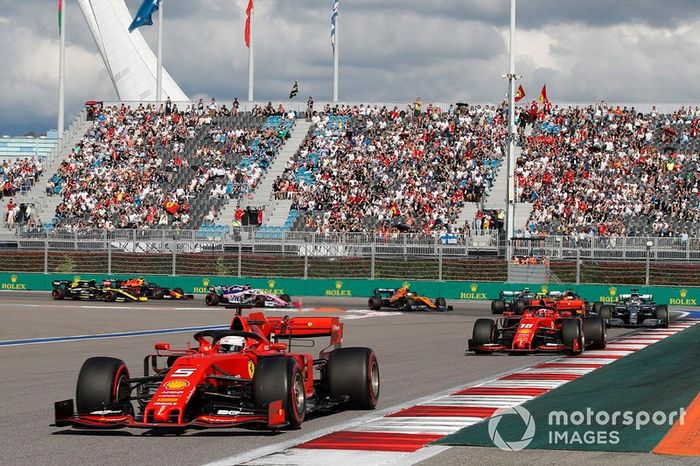 Sebastian Vettel, Ferrari SF90, precede Charles Leclerc, Ferrari SF90, Lewis Hamilton, Mercedes AMG F1 W10, Carlos Sainz Jr., McLaren MCL34, Valtteri Bottas, Mercedes AMG W10 e Lando Norris, McLaren MCL34 all'inizio della gara