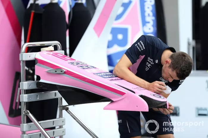 Un mecánico con el morro del Racing Point RP19
