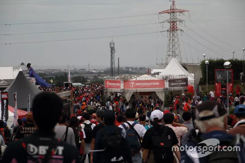 Fans salen del circuito de Suzuka 