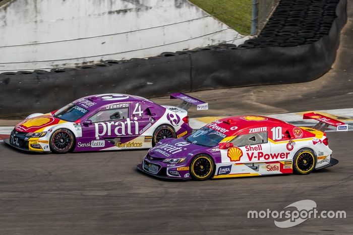 Transplante de capôs dos carros Shell e Prati Donaduzzi na etapa do Velopark