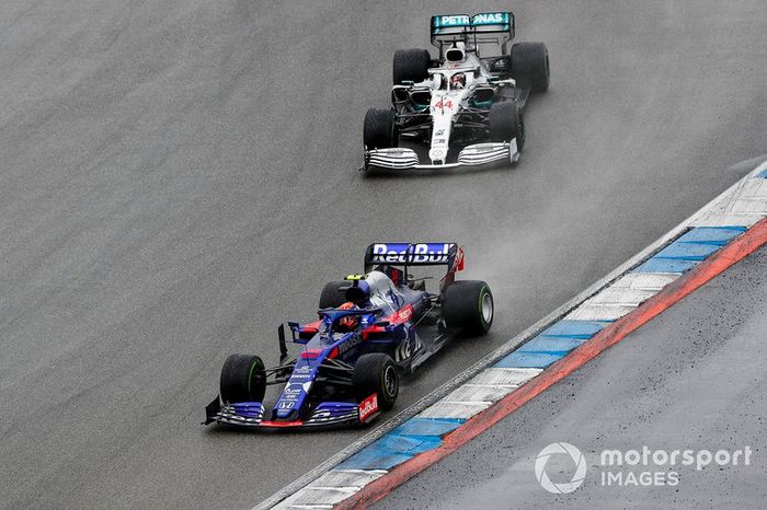 Alexander Albon, Toro Rosso STR14, lidera Lewis Hamilton, Mercedes AMG F1 W10
