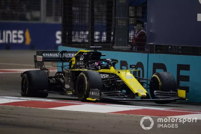 Daniel Ricciardo, Renault F1 Team R.S.19, con un pinchazo