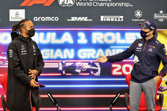 Lewis Hamilton, Mercedes, Sergio Pérez, Red Bull Racing, en la conferencia de prensa