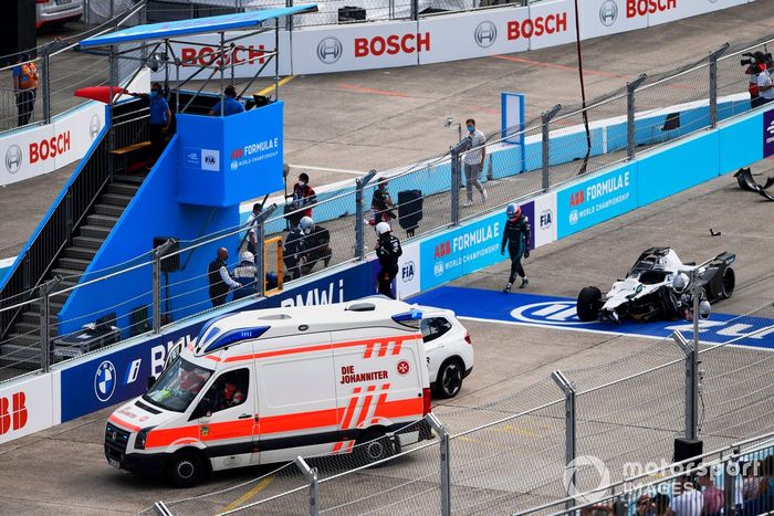 Los comisarios de pista asisten el coche de Edoardo Mortara, Venturi Racing, Silver Arrow 02, tras un accidente en la línea de salida