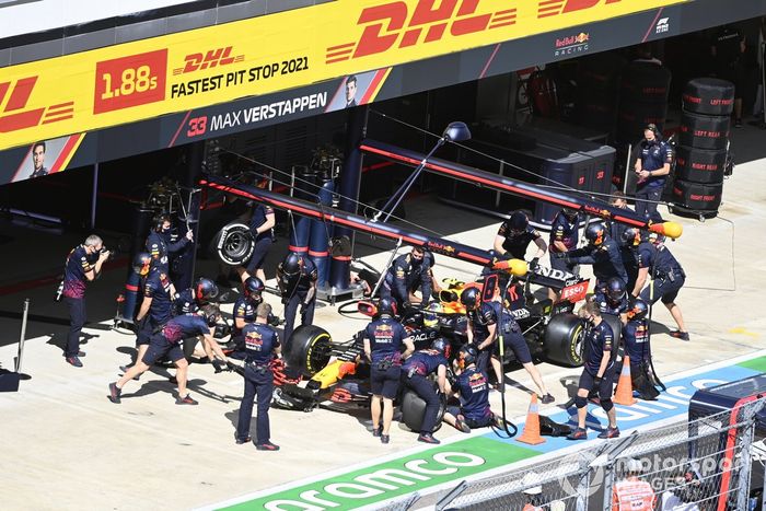 Sergio Pérez, Red Bull Racing RB16B, en el pitlane