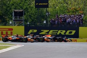 Oscar Piastri, McLaren MCL38, Lando Norris, McLaren MCL38, Max Verstappen, Red Bull Racing RB20, carrera por el liderato