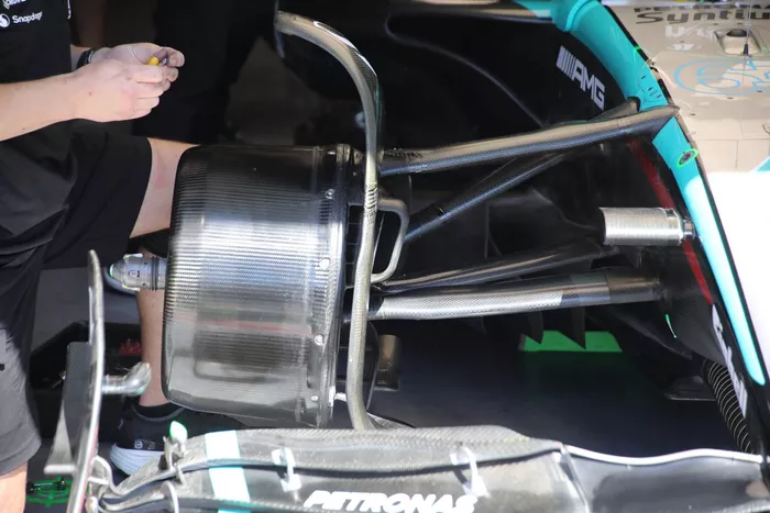Mercedes W15 detalle frontal