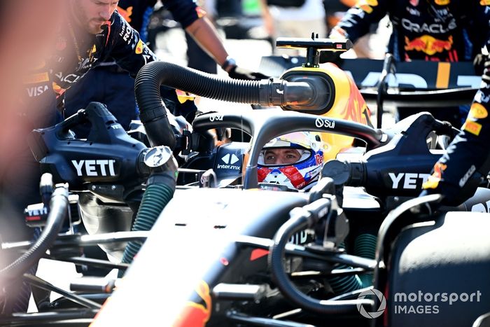 Max Verstappen, Red Bull Racing RB20, en parrilla 