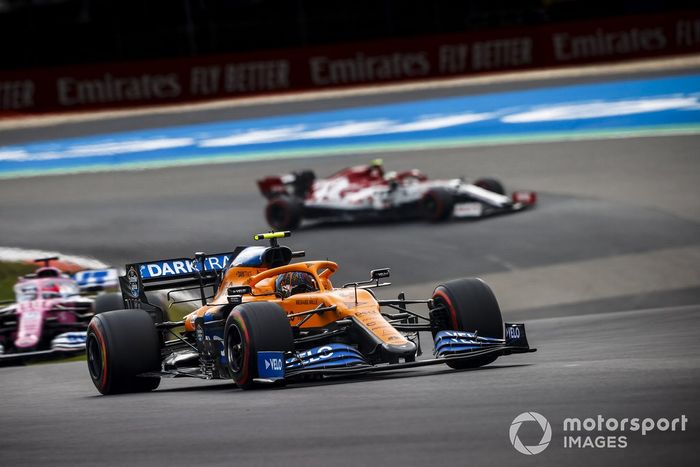 Lando Norris, McLaren MCL35, Sergio Pérez, Racing Point RP20