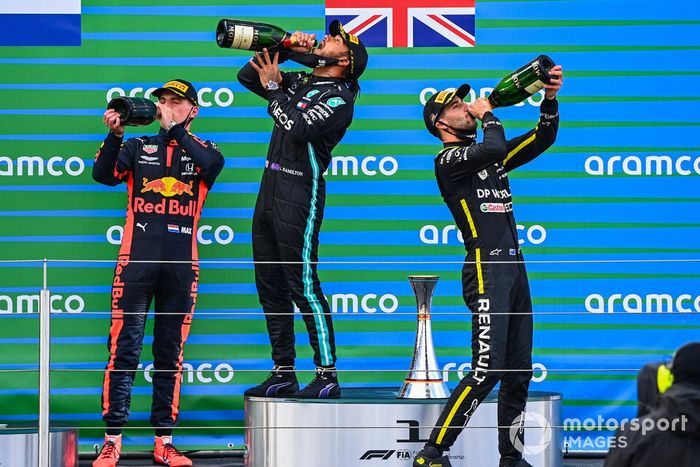 Podio: el segundo lugar Max Verstappen, Red Bull Racing  ganador de la carrera Lewis Hamilton, Mercedes-AMG F1, y tercer lugar Daniel Ricciardo, Renault F1