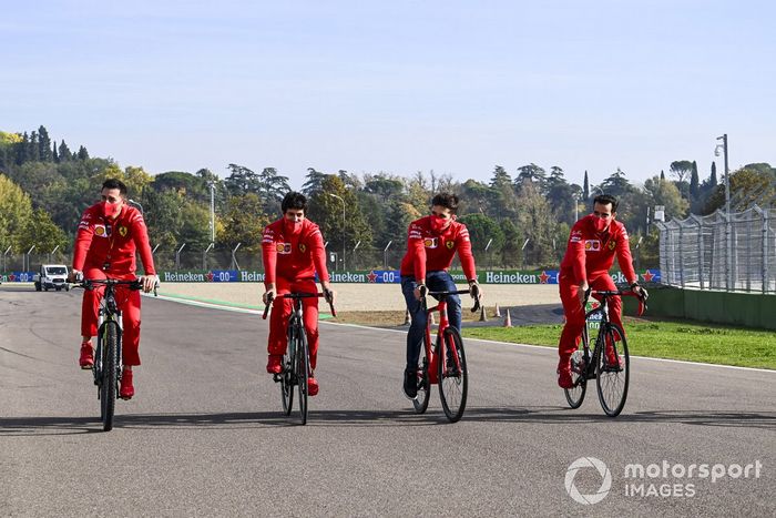 Charles Leclerc, Ferrari, recorre el circuito de Imola en bici con compañeros