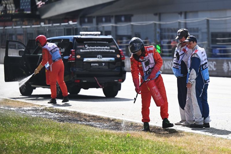 Los comisarios extinguen un incendio en la Q2 durante la clasificación 