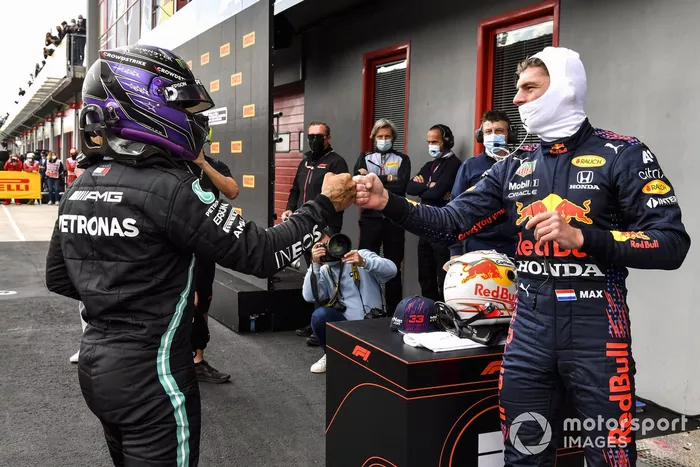 Max Verstappen, Red Bull Racing, felicita al ganador de la pole, Lewis Hamilton, Mercedes, en el Parc Ferme