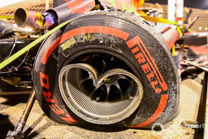 El monoplaza dañado de Alex Albon, Red Bull Racing RB16