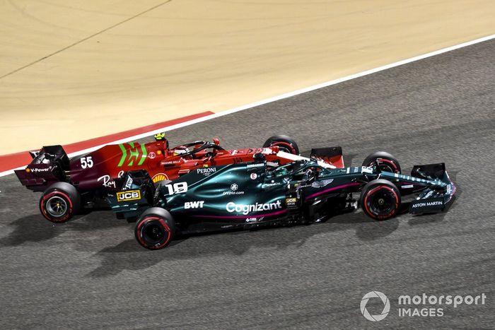 Lance Stroll, Aston Martin AMR21, Carlos Sainz Jr., Ferrari SF21