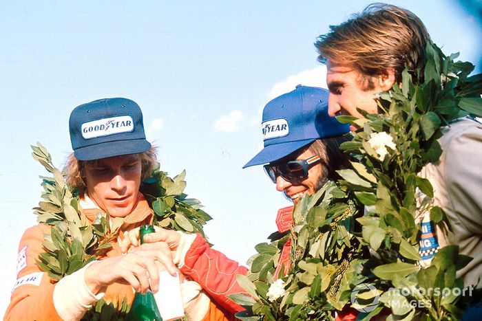 Emerson Fittipaldi, McLaren M23, James Hunt, Hesketh Ford 308, Carlos Reutemann, Brabham BT44B