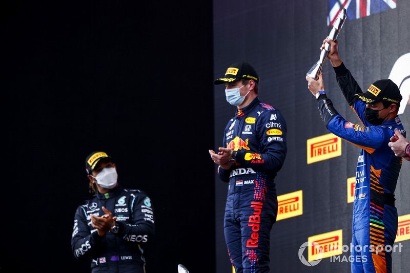 Podio: segundo lugar Lewis Hamilton, Mercedes, ganador  Max Verstappen, Red Bull Racing, y el tercer lugar Lando Norris, McLaren