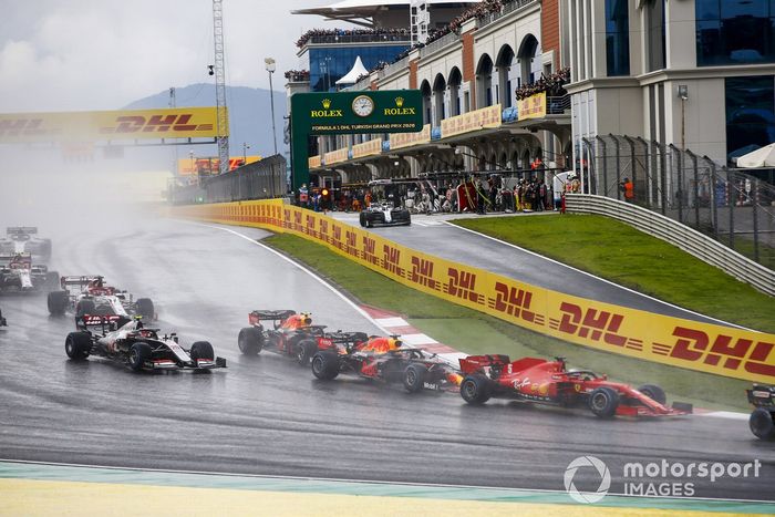 Sebastian Vettel, Ferrari SF1000, mv, Alex Albon, Red Bull Racing RB16, Kevin Magnussen, Haas VF-20 al inicio