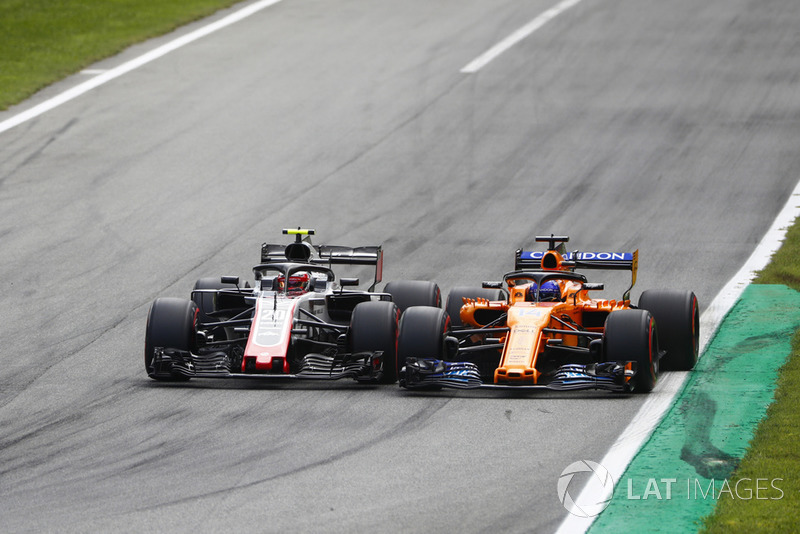 Kevin Magnussen, Haas F1 Team VF-18, and Fernando Alonso, McLaren MCL33, go wheel-to-wheel
