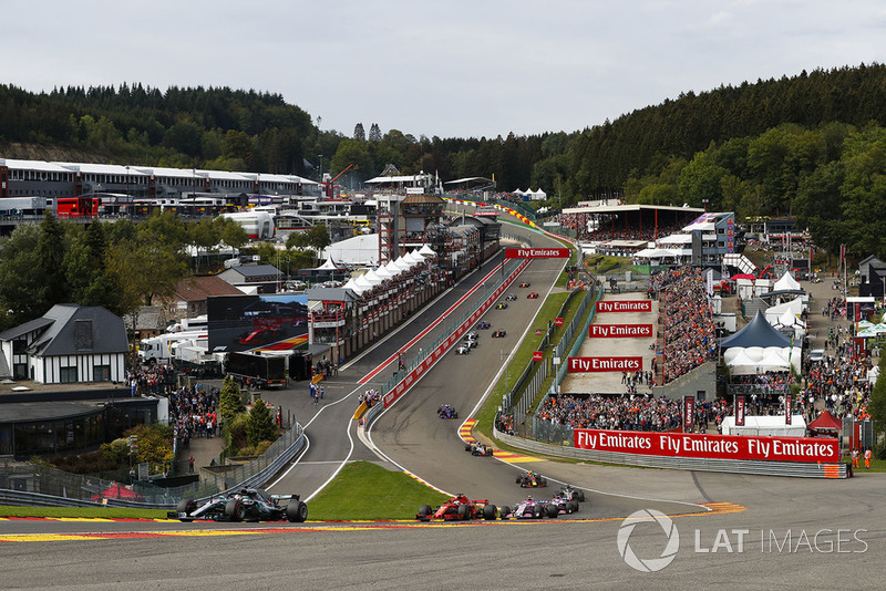 Lewis Hamilton, Mercedes AMG F1 W09, leads Sebastian Vettel, Ferrari SF71H, Esteban Ocon, Racing Point Force India VJM11, Sergio Perez, Racing Point Force India VJM11, and the rest of the pack at the start