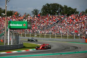 Kimi Raikkonen, Ferrari SF71H, Lewis Hamilton, Mercedes AMG F1 W09