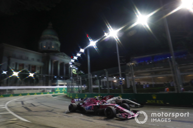 Esteban Ocon, Racing Point Force India VJM11, passes Marcus Ericsson, Sauber C37