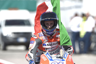 Il vincitore della gara Andrea Dovizioso, Ducati Team, con la bandiera italiana