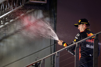 Max Verstappen, Red Bull Racing, 2° classificato, spruzza lo Champagne dal podio