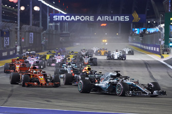 Lewis Hamilton, Mercedes AMG F1 W09 EQ Power+, devant Sebastian Vettel, Ferrari SF71H, Max Verstappen, Red Bull Racing RB14, Valtteri Bottas, Mercedes AMG F1 W09 EQ Power+, Daniel Ricciardo, Red Bull Racing RB14, Kimi Raikkonen, Ferrari SF71H, et le reste du peloton au départ