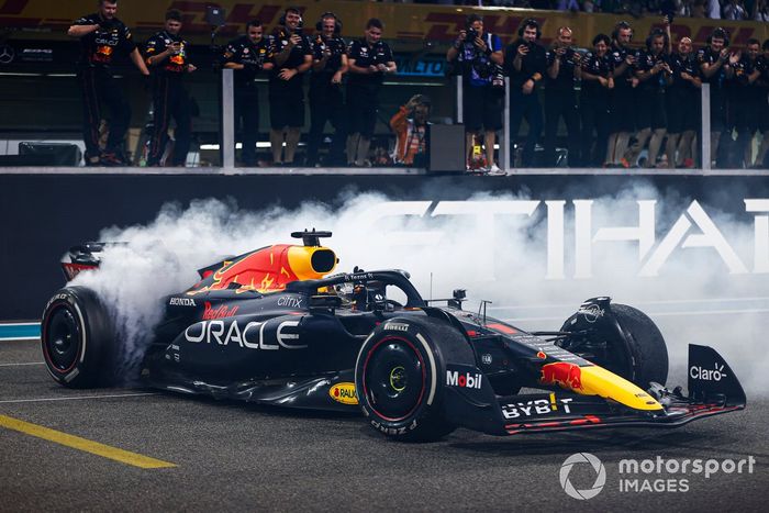 F1ダブルチャンピオンを獲得したレッドブルRB18が、圧倒的票数で選出
