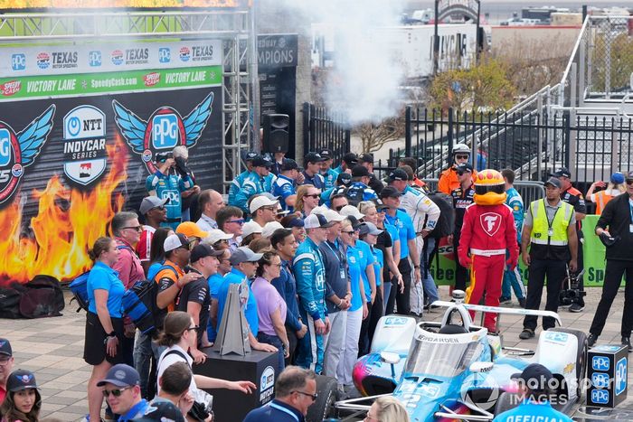Josef Newgarden, Chevrolet del equipo Penske, celebra en el Victory Lane