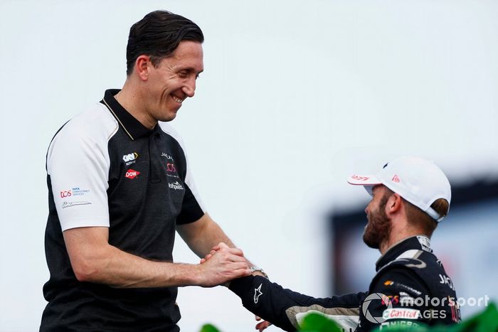 James Barclay, director del equipo Jaguar TCS Racing, Sam Bird, Jaguar Racing, 3ª posición, se felicitan mutuamente en el podio