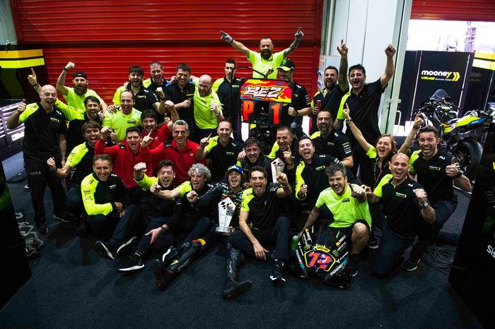 Marco Bezzecchi, VR46 Racing Team celebra con el equipo