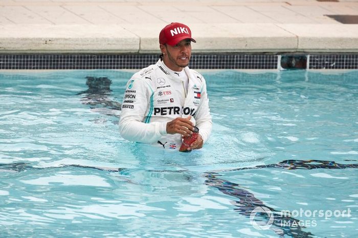 Ganador Lewis Hamilton, Mercedes AMG F1 en la piscina después de la carrera