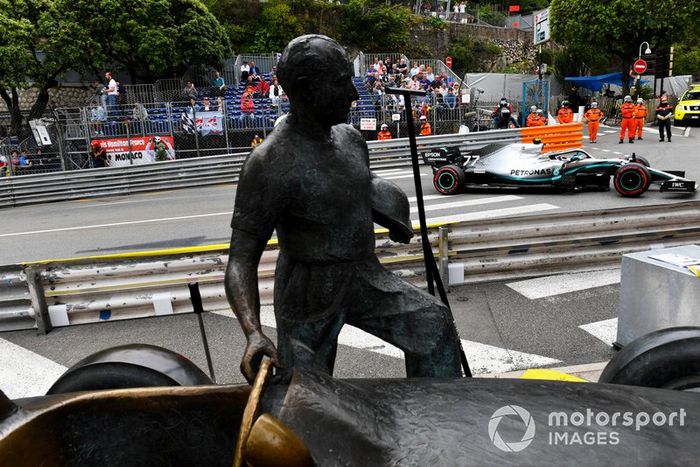 Valtteri Bottas, Mercedes AMG W10 y la estatua de Fangio